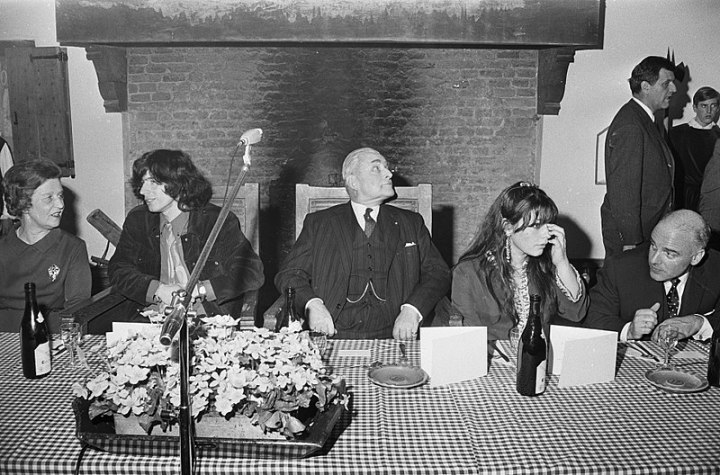 800px-Boudewijn_de_Groot_kreeg_gouden_plaat_voor_lied_Land_van_Maas_en_Waal,_Bestanddeelnr_920-2488