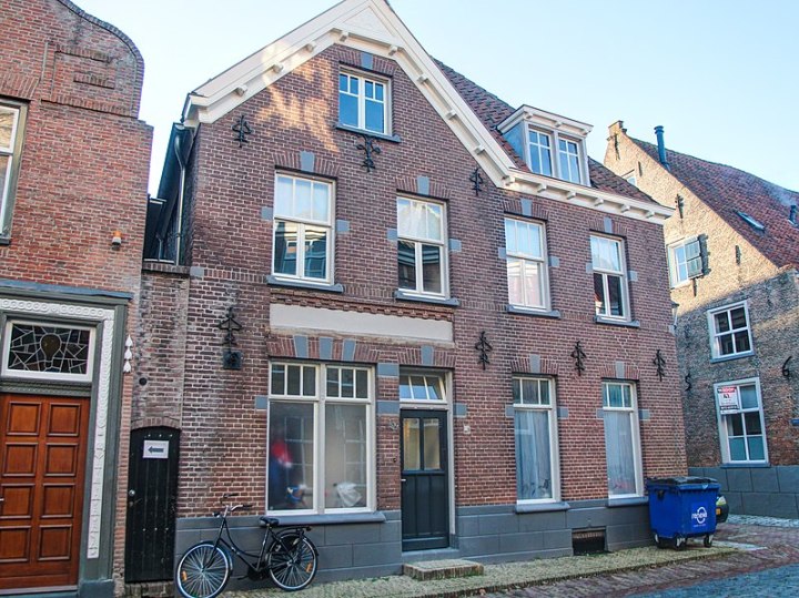 799px-kolonel_wilsstraat_6_ravenstein_schuin_links