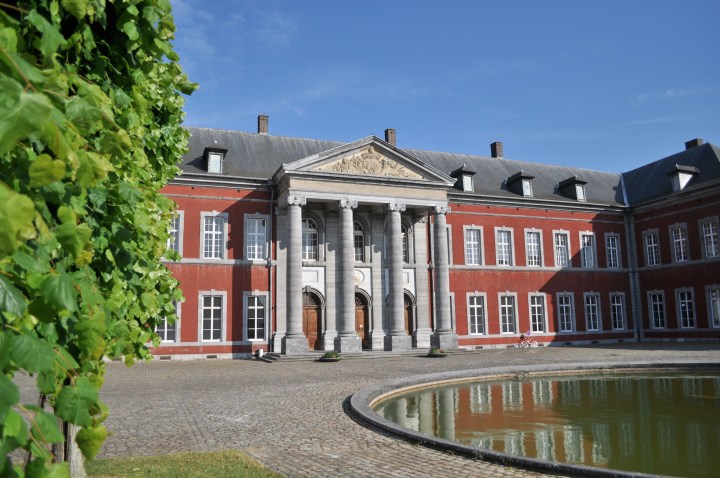 Gembloux_(ancienne_abbaye_palais_abbatial_et_cour_d'honneur)