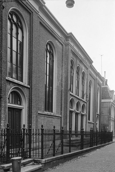 402px-Voorgevel_van_de_voormalige_synagoge_te_Leeuwarden_-_Leeuwarden_-_20132790_-_RCE